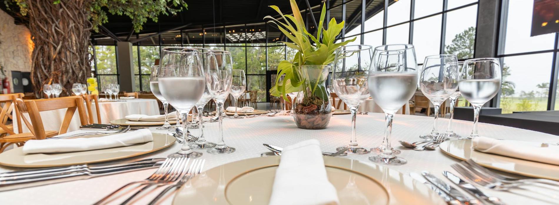 Set table in restaurant